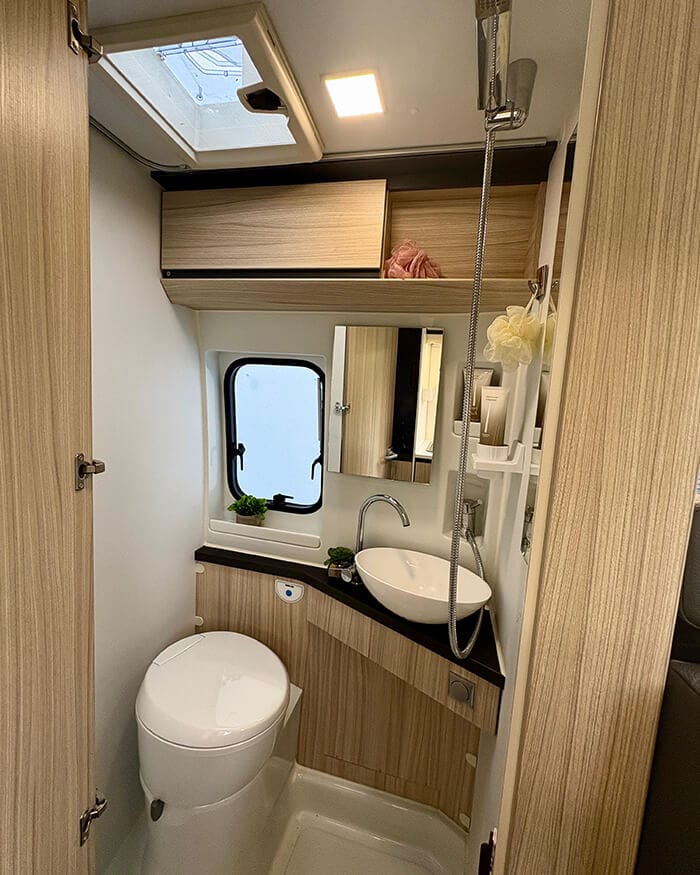 adria twin 2 badkamer